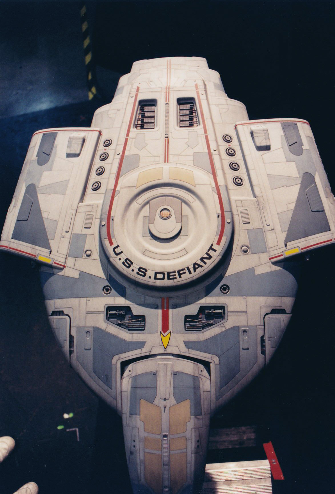 Star trek uss defiant specs